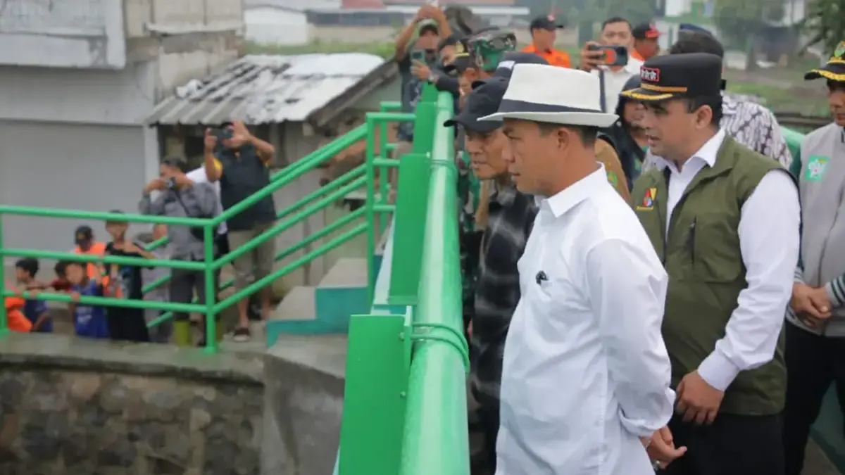 Bupati Bandung saat akan meresmikan Jembatan Penyeberangan Orang (JPO) Lamajang di Desa Citeureup, Kecamatan D