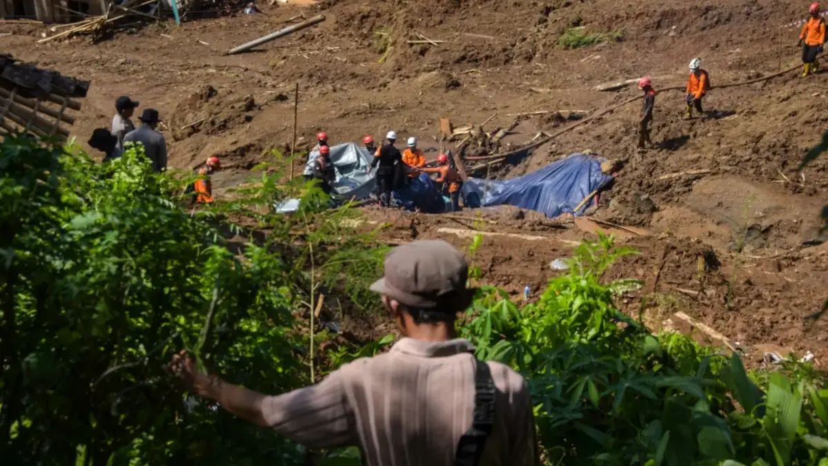 Ilustrasi: Petugas BPBD melakukan evakuasi korban saat terjadi bencana alam longsor di Kabupaten Bandung Barat