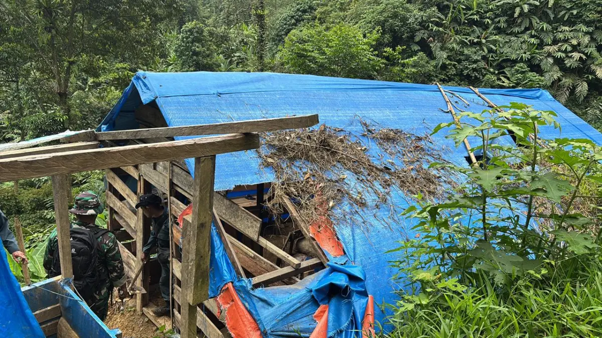 Tenda milik PETI saat sedang dibongkar oleh tim gabungan di TNGHS. Foto: Humas Dirjen Gakkum Kemenhut