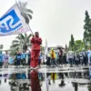 Geruduk Gedung Sate di Tengah Guyuran Hujan, Buruh Tuntut Kenaikan Upah hingga 10,5 Persen