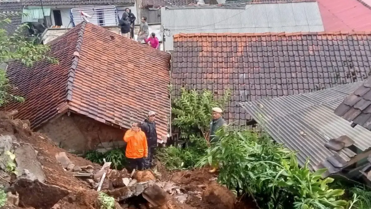 Longsor menerjang wilayah Kampung Cisuruli, Desa Pangalengan, Kecamatan Pangalengan, Kabupaten Bandung pada Ka