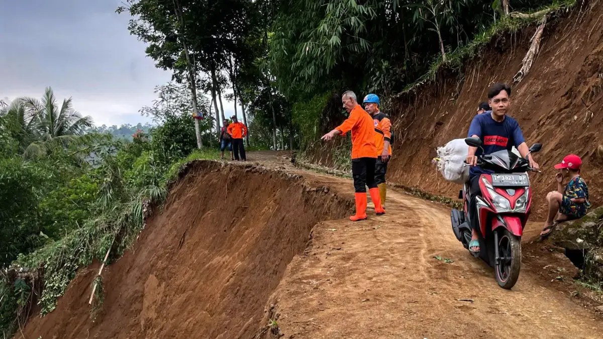 Pemda KBB Tunggu Kajian Geologi Sebelum Putuskan Relokasi Korban Longsor Rongga lustrasi: Petugas BPBD Bandung Barat meninjau lokasi longsor untuk memastikan kondisi terkini dan melakukan la