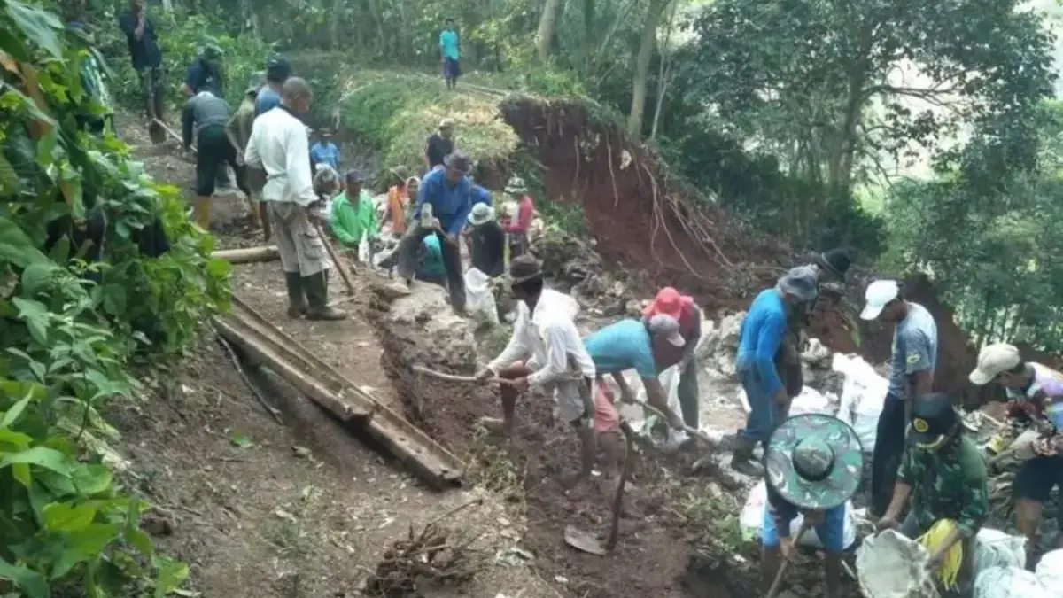 Lelah Tunggu Janji Pemerintah, Warga Wangunharja Pilih Perbaiki Jalan Secara Swadaya Ilustrasi: warga tengah bergotong royong perbaiki jalan rusak. Dok Jabar Ekspres/Suwitno