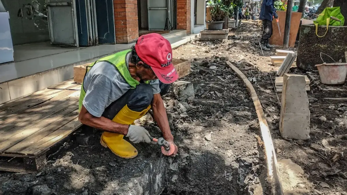 Gaspol Oktober! Proyek Drainase Rp9 Miliar Cimahi Dikejar Rampung Meski Tantangan di Depan Mata Pekerja menyelesaikan proyek perbaikan drainase dan trotoar di ruas Jalan Ahmad Yani-Cicaheum, Kota Bandung, J