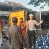 Petugas kepolisian saat melakukan olah TKP laka lantas di Jalan Raya Bandung-Garut, tepatnya di wilayah Desa N