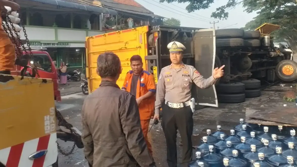 Petugas kepolisian saat melakukan olah TKP laka lantas di Jalan Raya Bandung-Garut, tepatnya di wilayah Desa N