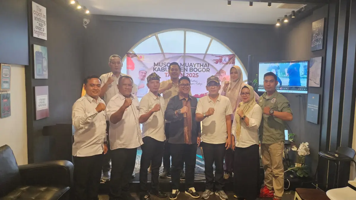 Haris Setiawan Kembali Pimpin Muaythai Kabupaten Bogor, Targetkan 5 Emas di Porprov 2026 Haris Setiawan (Tengah) kembali pimpin Muaythai Kabupaten Bogor. Foto : Sandika /Jabarekspres
