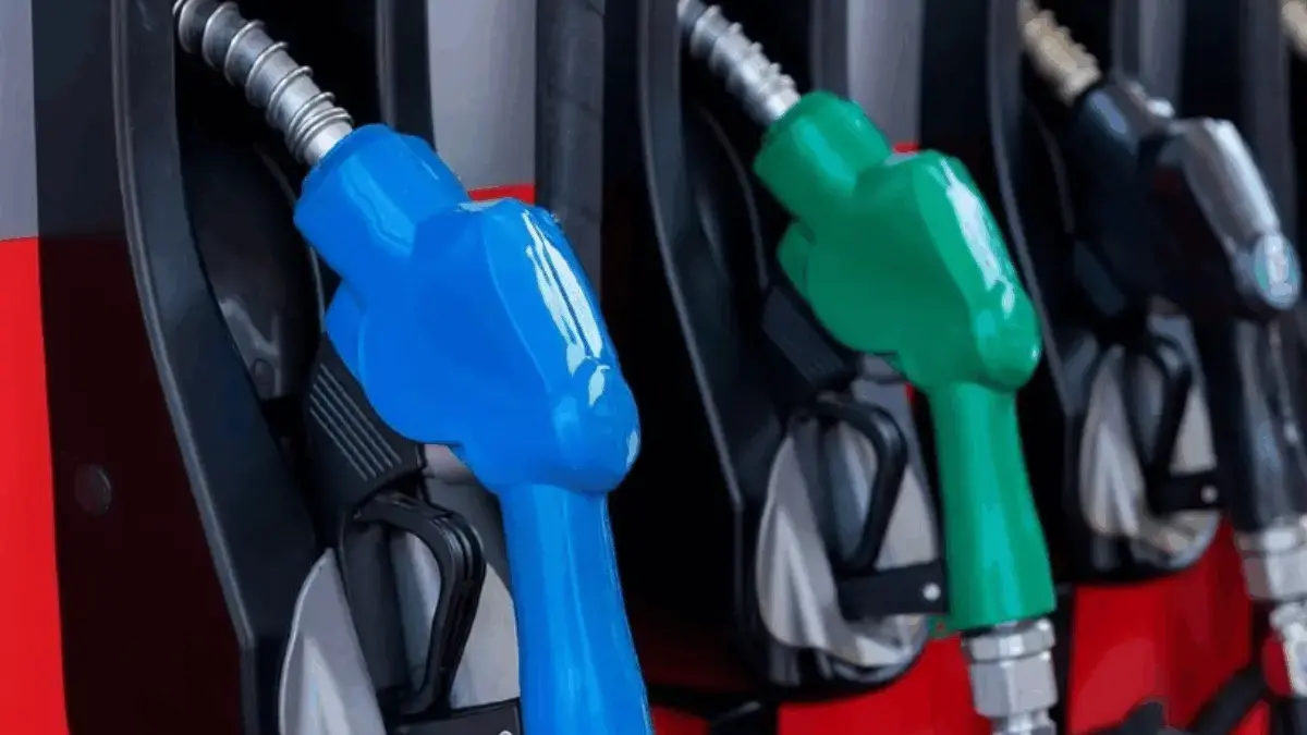 BBM Pertamina Kini Mengandung Etanol, Bikin Boros atau Lebih Irit? BBM Pertamina kini mengandung etanol 3,5%. Apakah bikin boros? Ternyata tidak! Simak penjelasan ahli ITB soal