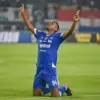Penggawa Persib Bandung Uilliam Barros Pereira melakukan selebrasi setelah berhasil membobol gawang Persis Sol