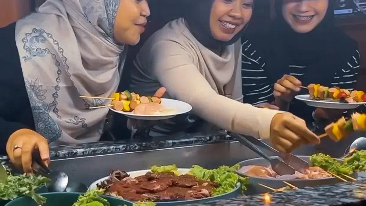 FLAMING FRIDAY – HANGOUT DAN AYCE BARBEQUE DI de BRAGA BY AROTEL YANG EKSOTIS!