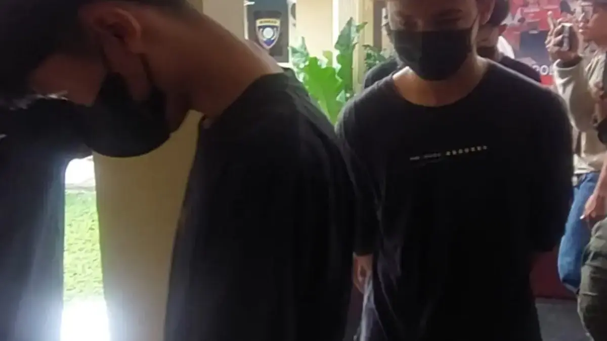 Aksi Tawuran Gagal Total, Konvoi Remaja di Bogor Timur Disergap Polisi Para pelaku yang hendak melakukan tawuran di kawasan Bundaran Sumarecon Bogor berhasil diamankan Polsek Bogor