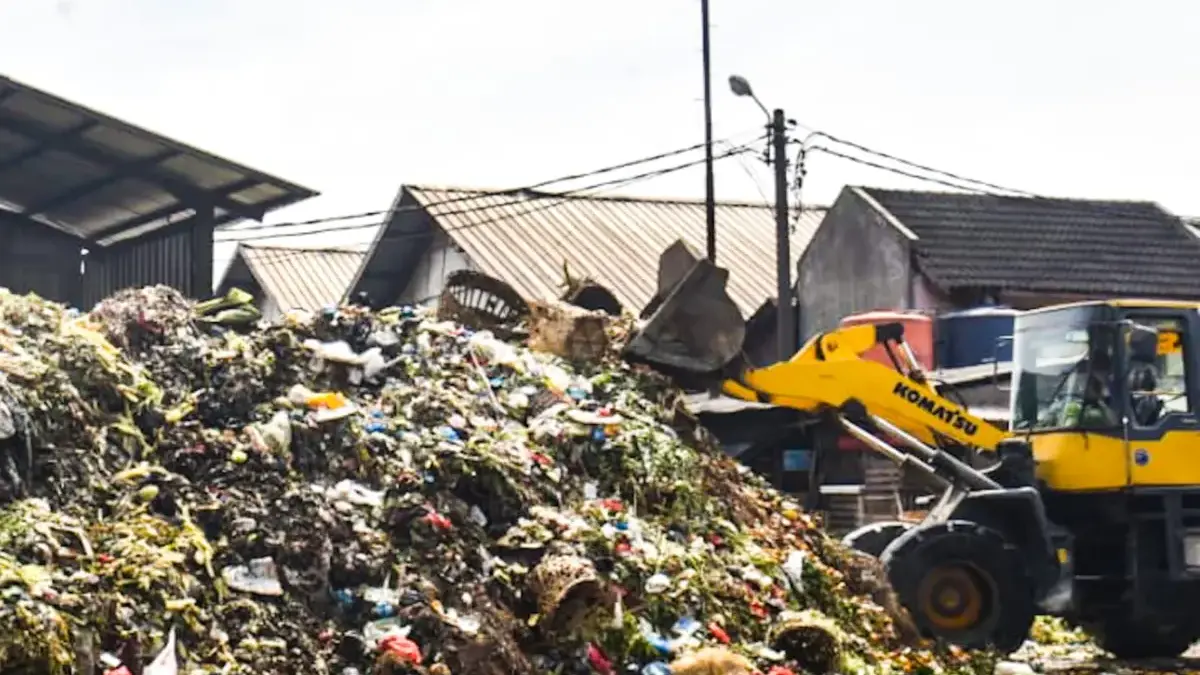 DLH Bandung Pastikan Tak Ada Kesepakatan dengan Pengelola Pasar Caringin Soal Sampah Operator mengoperasikan alat berat untuk mengangkut sampah di tumpukan sampah di Pasar Induk Caringin, Kota Ba
