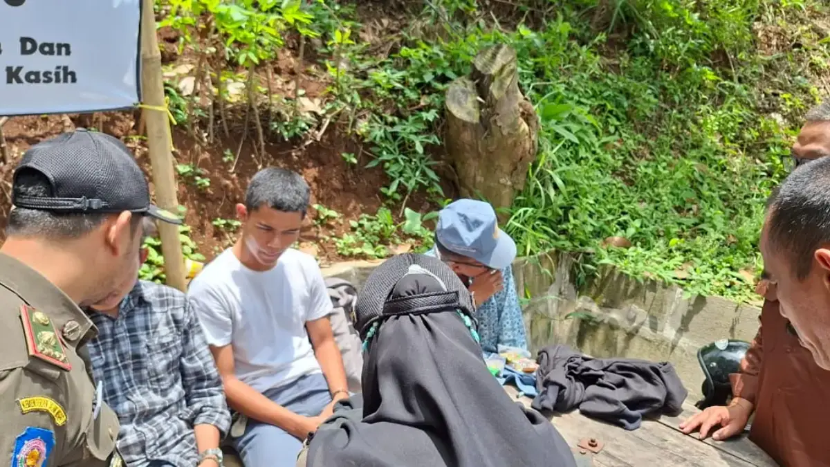 Asyik Nongkrong saat Jam Sekolah, 3 Siswa SMA Terjaring Razia Satpol PP Cimahi Tiga Pelajar Bukan Berasal dari Cimahi saat Di Razia Penertiban Oleh Satpol PP Cimahi (mong)