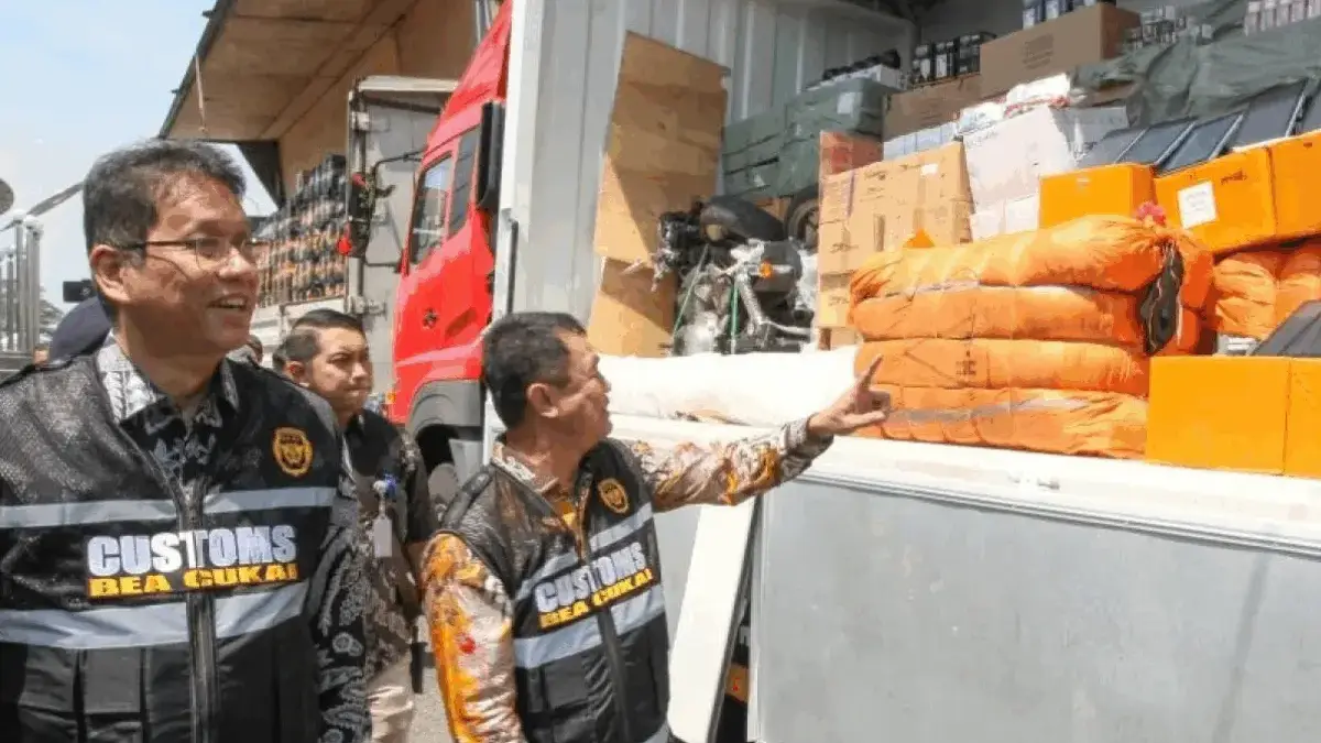 Loloskan Barang Ilegal, Menkeu Siap Tindak Tegas Oknum Bea dan Cukai yang Sulitkan UMKM Loloskan Barang Ilegal, Menkeu Siap Tindak Tegas Oknum Bea dan Cukai yang Sulitkan UMKM