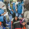 Petugas mendata korban yang diduga keracunan hidangan makan bergizi gratis (MBG) di SMPN 1 Cisarua, Kabupaten