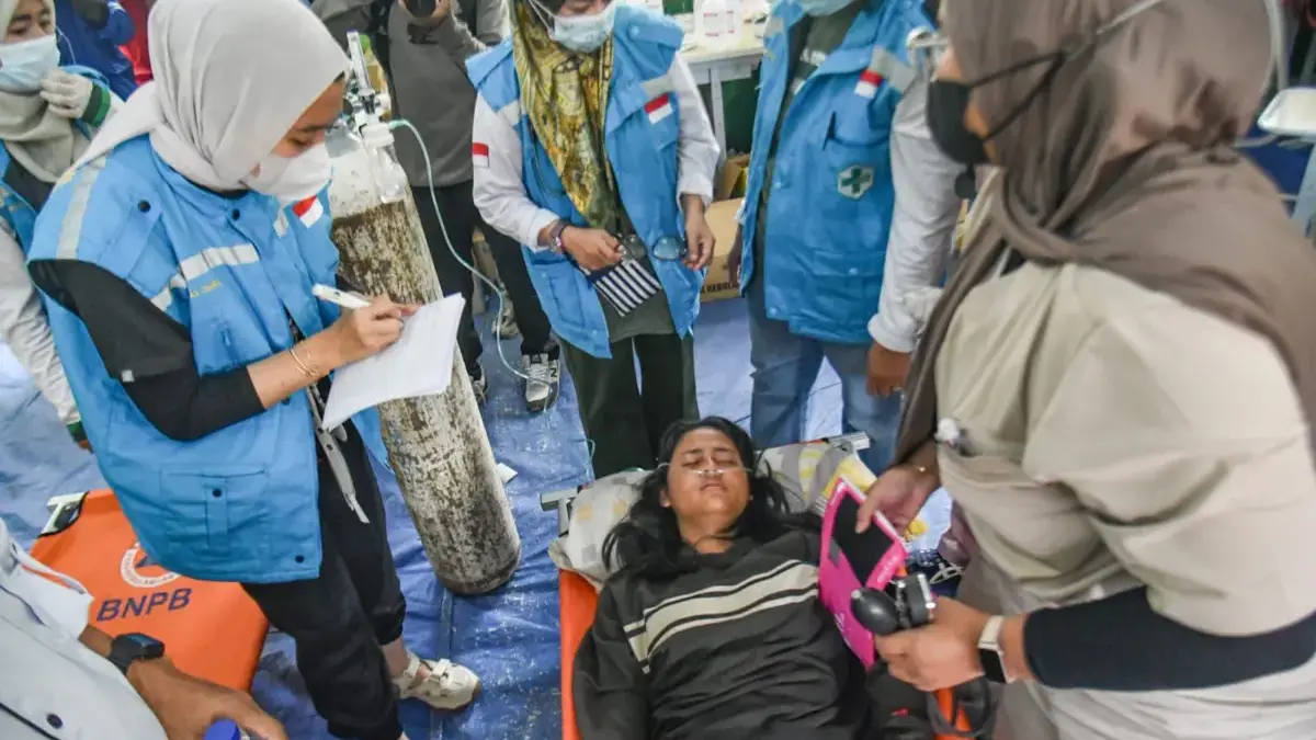 Petugas mendata korban yang diduga keracunan hidangan makan bergizi gratis (MBG) di SMPN 1 Cisarua, Kabupaten
