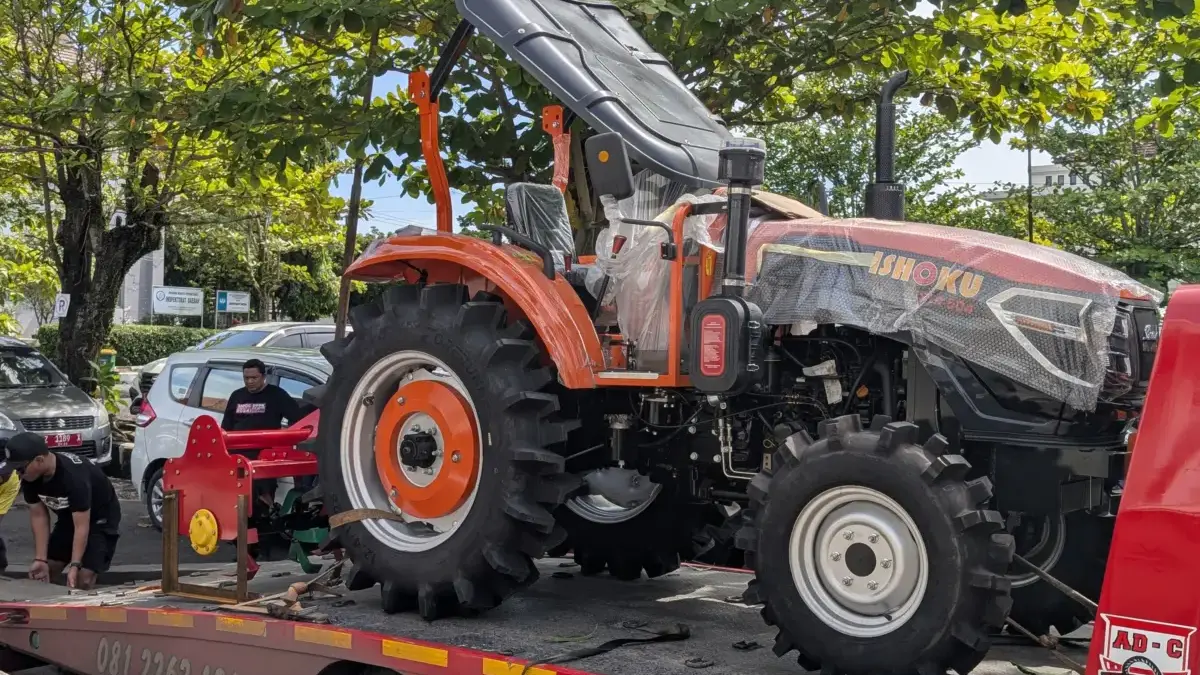 Salah satu unit alsintan untuk mendukung produksi pertanian di Kota Banjar telah tiba di depan kantor Dinas Ke