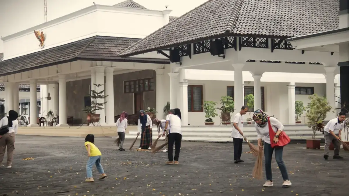 Gotong Royong Warga dan Pemkab Ciamis Wujudkan Kebersihan Berkelas ASEAN Warga nampak membersihkan area pendopo di dekat Alun Alun Ciamis, Minggu (26/10/2025). (istimewa/Prokopim Ciam