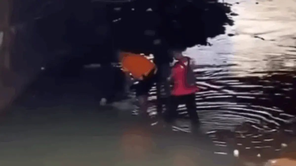 Geger Penemuan Mayat di Cicaheum Bandung, Wanita Berdaster Ditemukan Mengambang di Sungai Cicabe Penemuan mayat wanita berdaster di Sungai Cicabe, Cicaheum Bandung, gegerkan warga. Polisi ungkap identitas ko