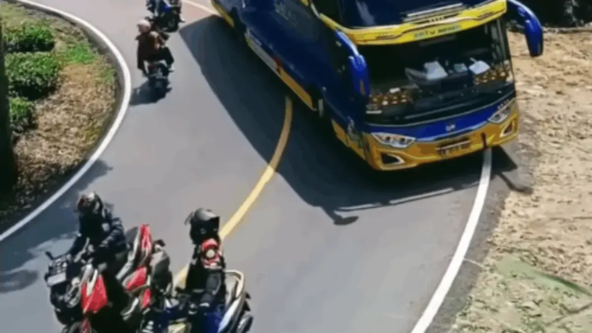 Viral Aksi Arogan Pemotor Berhentikan Bus Pariwisata di Ciwidey, Polisi Turun Tangan Viral Aksi Arogan Pemotor Berhentikan Bus Pariwisata di Ciwidey, Polisi Turun Tangan