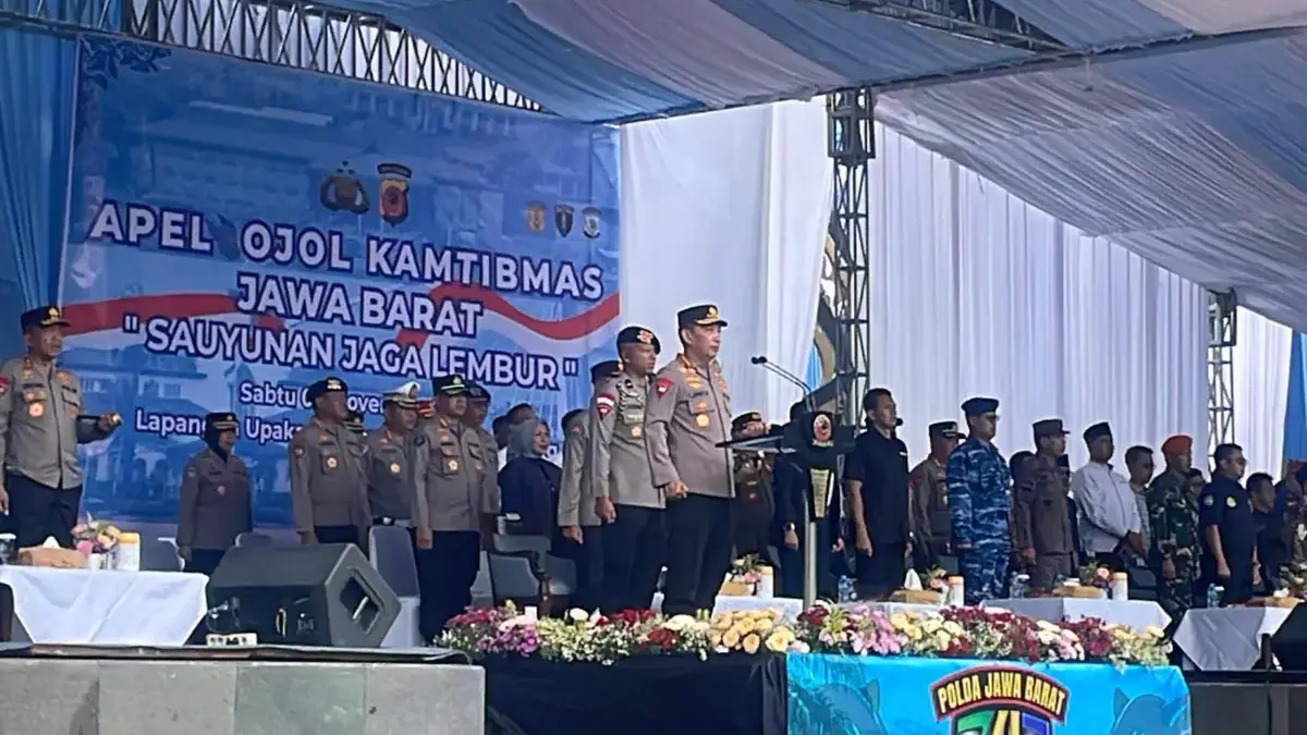 Bakal Memiliki Radar Deteksi Bencana, Demul : Mudah-mudahan Lelangnya bisa Dilakukan Secepatnya Ilustrasi: Pengendara sepeda motor melintas di genangan banjir usai hujan dengan intensitas tinggi di Bandung.