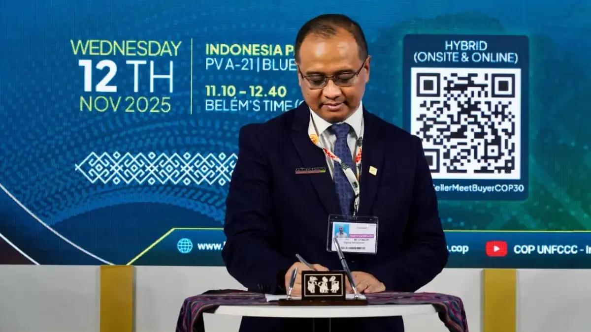 Transaksi Kredit Karbon dari PLTP dan PLTBg Pertamina Capai 37 Ribu Ton C02e di COP30 Direktur Transformasi dan Keberlanjutan Bisnis Pertamina Agung Wicaksono mewakili Pertamina NRE melakukan sign