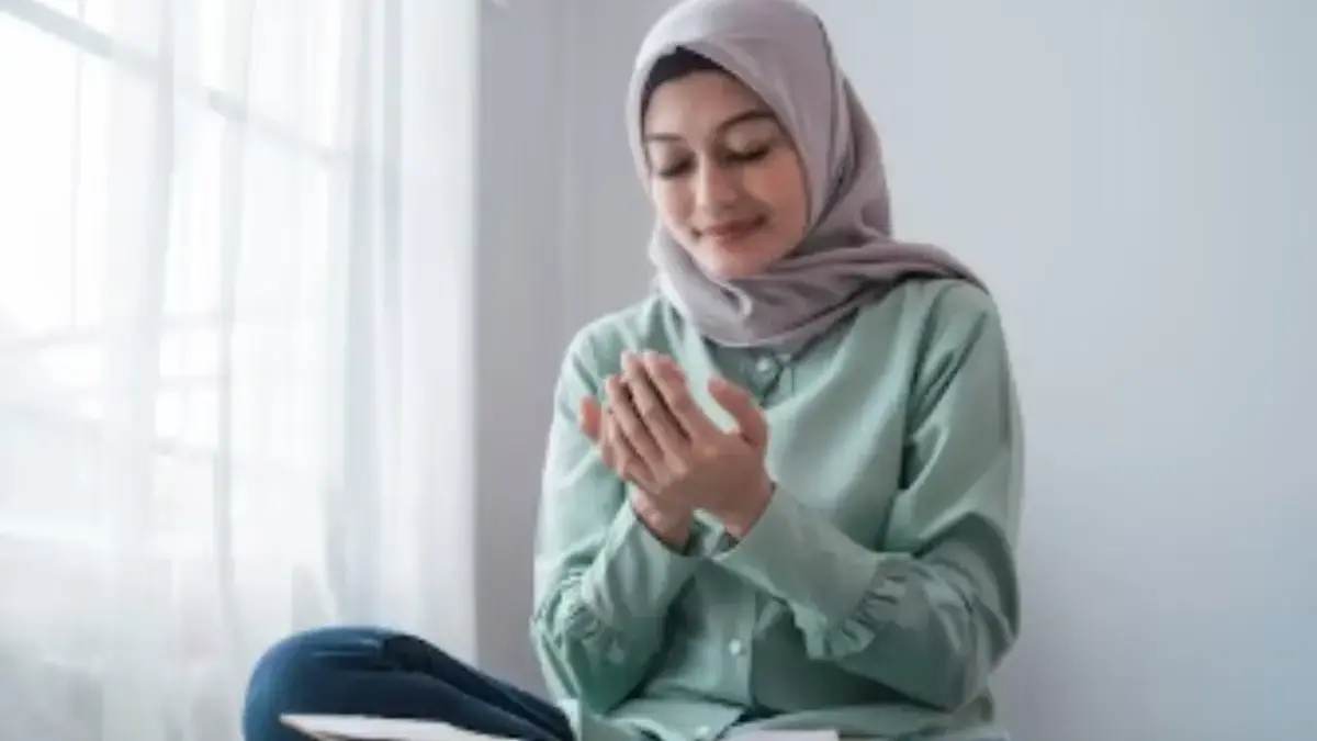 Ilustrasi membaca doa agar cepat dapat jodoh. (freepik)