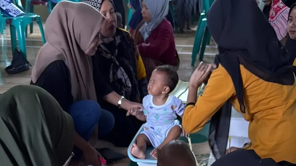 Kegiatan pemantauan perdana berbasis aplikasi Stunting Action Hub di Posyandu Desa Domiyang, Pekalongan, pada