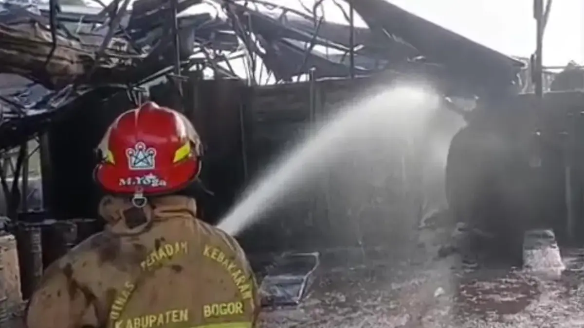 Petugas Damkar Kabupaten Bogor saat melakukan proses pendinginan di Gudang Oli Bekas, Gunung Putri. Foto: Damk