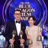 Pasangan selebritis Hyun Bin dan Son Ye Jin yang berhasil memborong piala di ajang Blue Dragon Film Awards 202