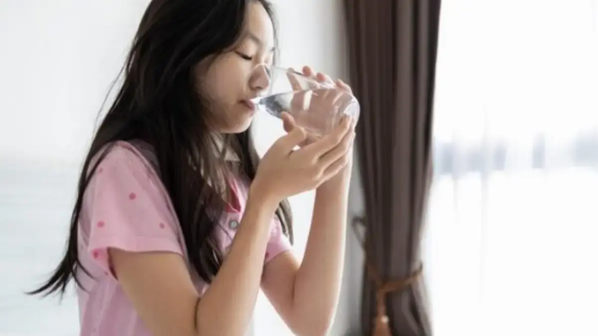 ILUSTRASI rutin minum air putih hangat di pagi hari yang memberikan banyak manfaat kesehatan. (freepik)