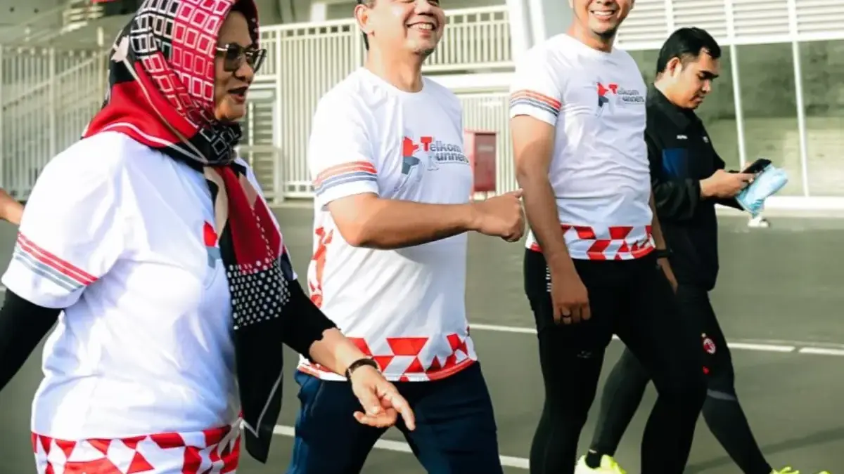 Komunitas Telkom Runners saat mengkampanyekan Peduli Mangrove dengan Kegiatan Ayo Berlari .