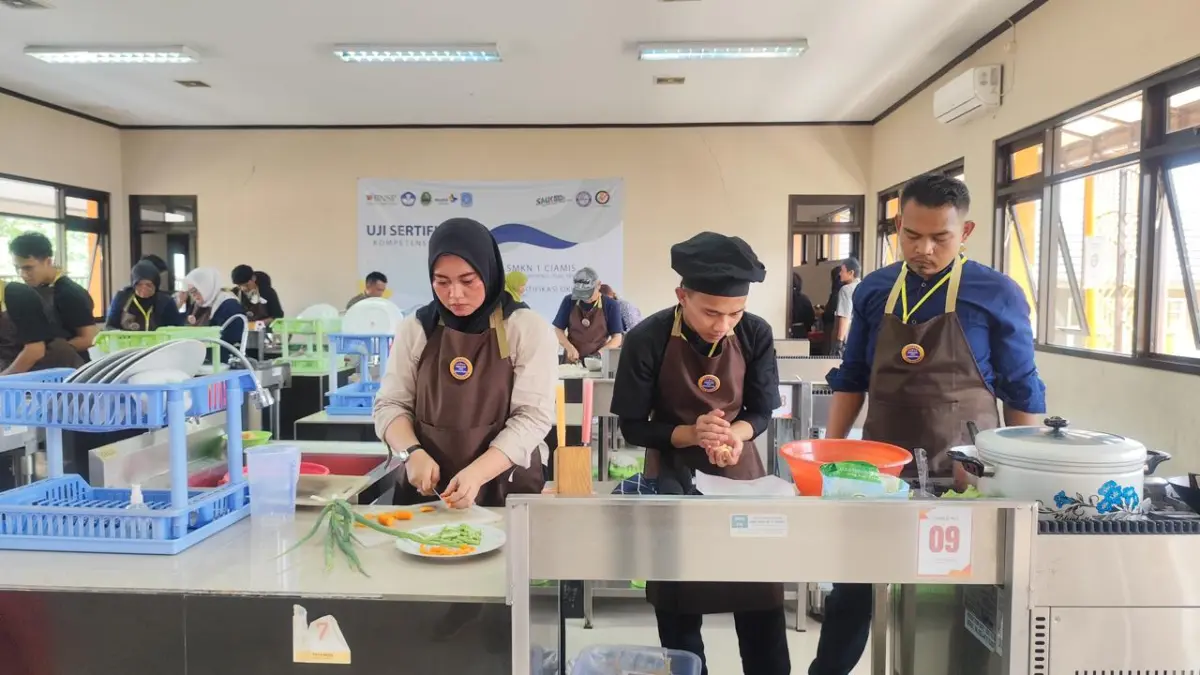 16 Juru Masak Dapur MBG Ikuti Pelatihan dan Sertifikasi Profesi Juru masak dapur MBG mengikuti pelatihan sertifikasi chef yag diselenggakaran di Kabupaten Ciamis selama dua h