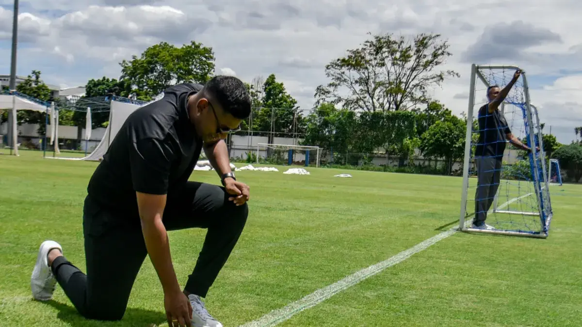 Menilik Persiapan Special Olympics Asia Pacific di Lapangan Sidolig Bandung Technical Delegate dari Special Olympics Asia Pasific Vijaikumar Rangabashayam (kanan) Competition Manager R A