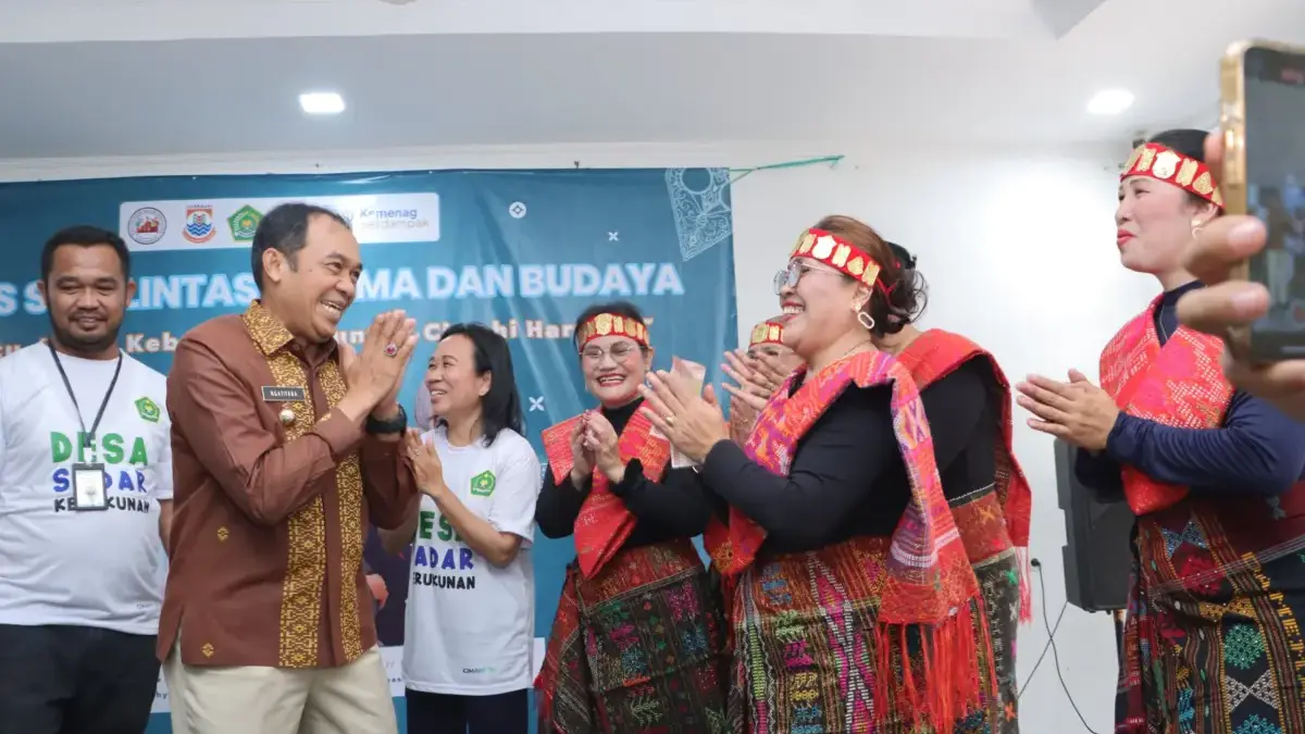 Di Tengah Perbedaan, Pemkot Cimahi Gaungkan Persatuan Lewat Pentas Seni Lintas Agama Wali Kota Ngatiyana bersalaman akrab dengan perwakilan peserta pentas seni lintas agama yang anggun berbaju ad