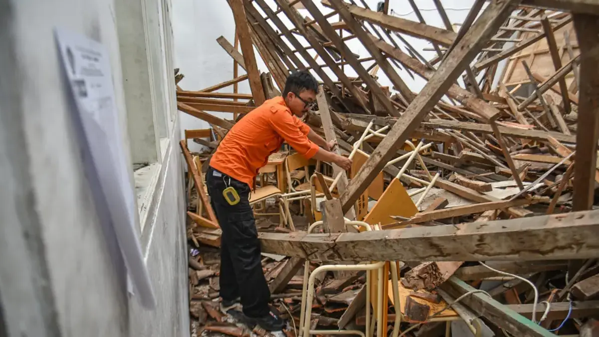 Kronologis Ruang Kelas SMP Pasundan 1 Bandung Ambruk, 7 Orang Terluka Petugas BPBD Kota Bandung mengecek kondisi puing-puing bangunan ruang kelas bersama yang ambruk di SMP Pasunda