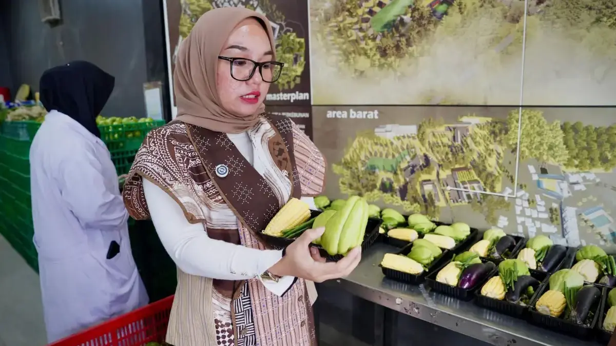 Wamenkop Dorong Replikasi Model Ekonomi Pesantren Al-Ittifaq: Bukti Pesantren Bisa Jadi Motor Ekonomi Umat Wakil Menteri Koperasi (Wamenkop) Farida Farichah saat mengunjungi Pondok Pesantren Al-Ittifaq di Desa Alamend