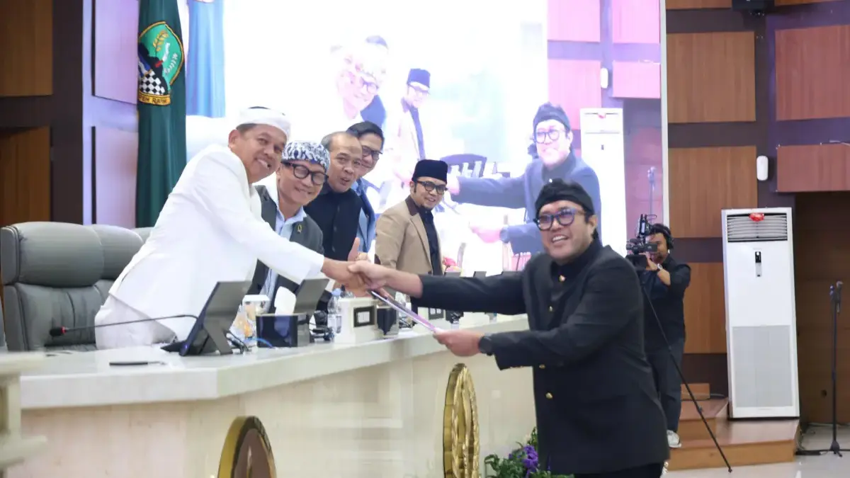 BTT Jabar Turun jadi Rp 129 Miliar, Ini Penjelasan Dedi Mulyadi Gubernur Jabar Dedi Mulyadi dan Wakil Ketua DPRD Jabar Ono Surono saat Paripurna Kamis (20/11). (Dok Humas)