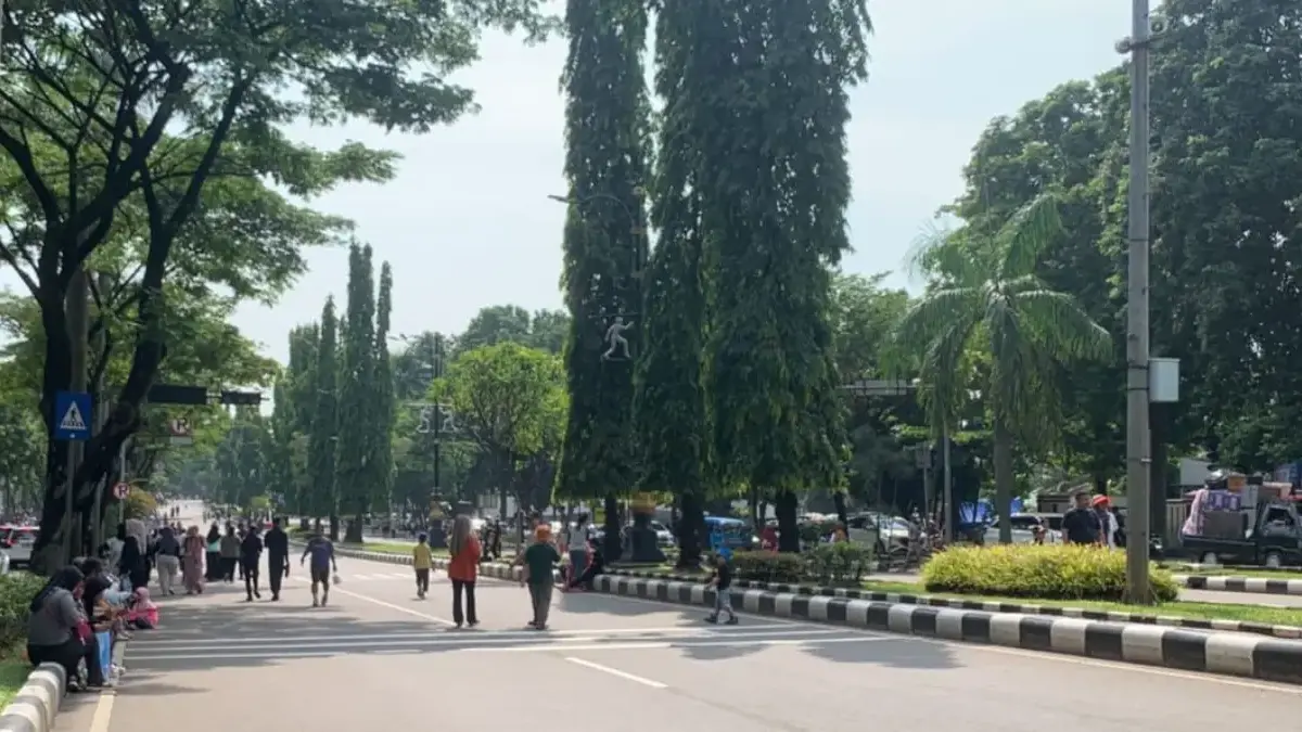 Masyarakat mengikuti kegiatan Car Free Day (CFD) di kawasan Jalan Tegar Beriman, Cibinong, Kabupaten Bogor. Mi