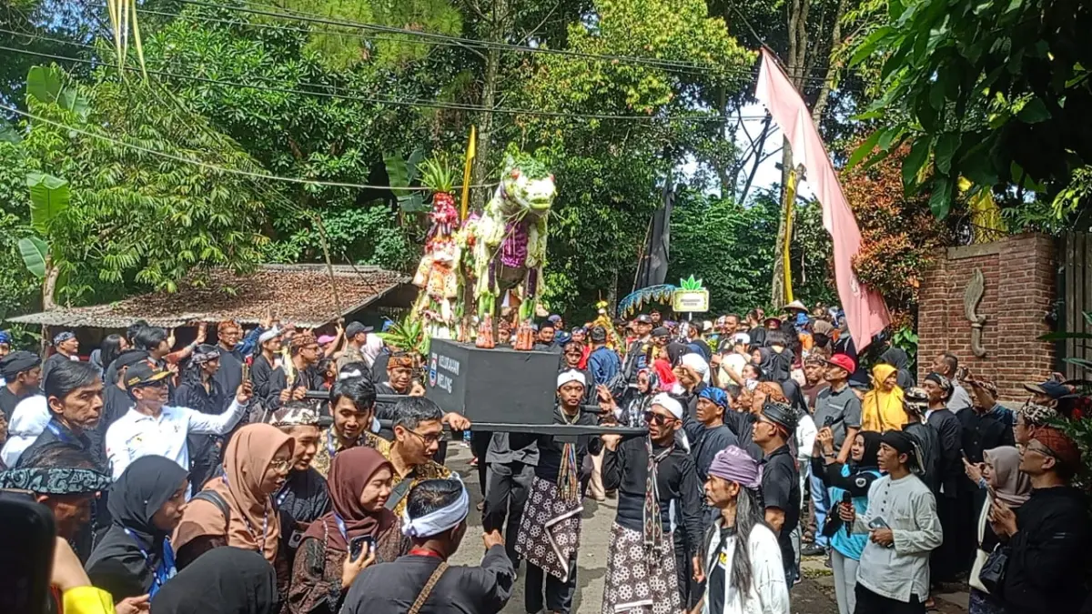 Festival Cirendeu 2025 Tekankan Pentingnya Ketahanan Pangan Cimahi Arak-arakan Hasil Bumi dalam Festival Cirendeu (mong)