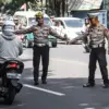 Ilustrasi: Polisi melakukan razia tilang di Jalan Pajajaran, Kota Bandung beberapa waktu lalu. Foto: Dimas Rac