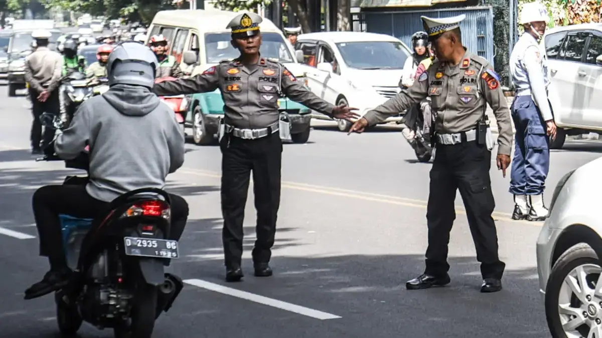 Ilustrasi: Polisi melakukan razia tilang di Jalan Pajajaran, Kota Bandung beberapa waktu lalu. Foto: Dimas Rac