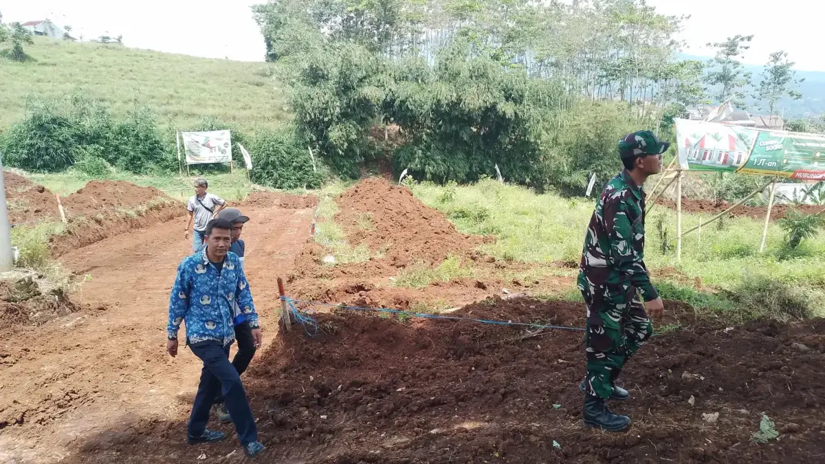 PT Pakaya Bangun Persada Tanggapi Dugaan Pelanggaran Kebijakan Bupati Sumedang Soal Penataan Lahan Cikahuripan Binmas, Bhabinkamtibmas dan Pemdes Cikahuripan bersama Trantibum Kecamatan Cimanggung saat meninjau lokasi pen