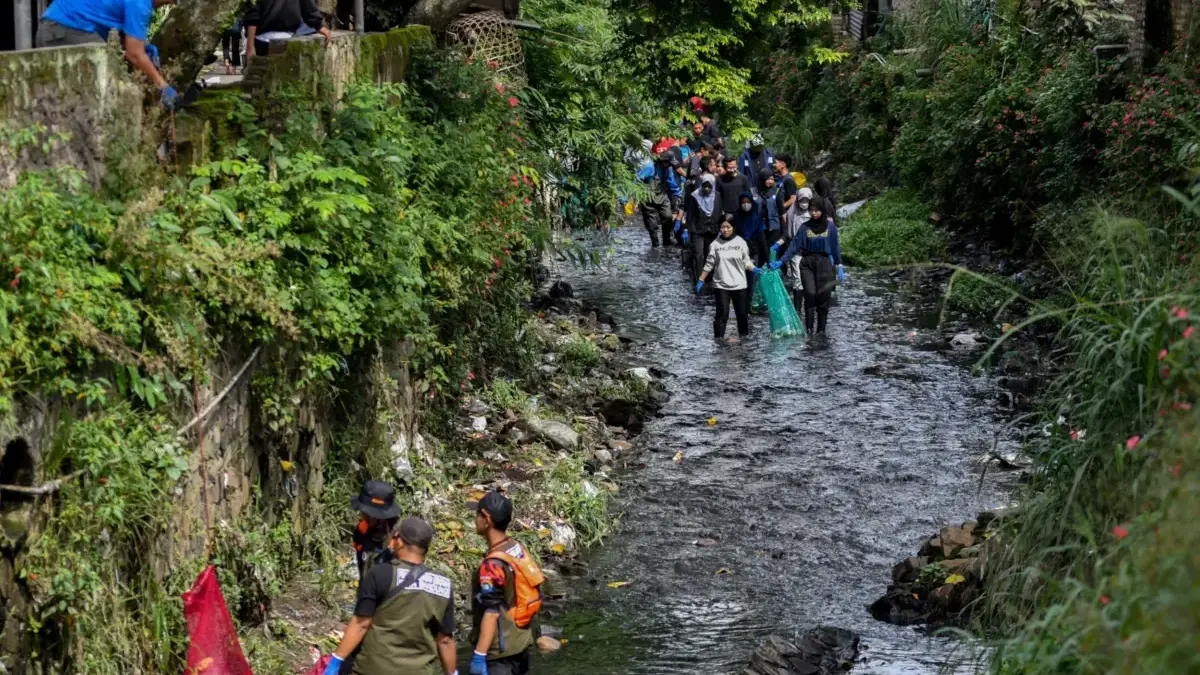 Banyaknya gunungan sampah dibeberapa titik wilayah Kota Bandung jadi masalah tersendiri. Sebab, ketika mengala