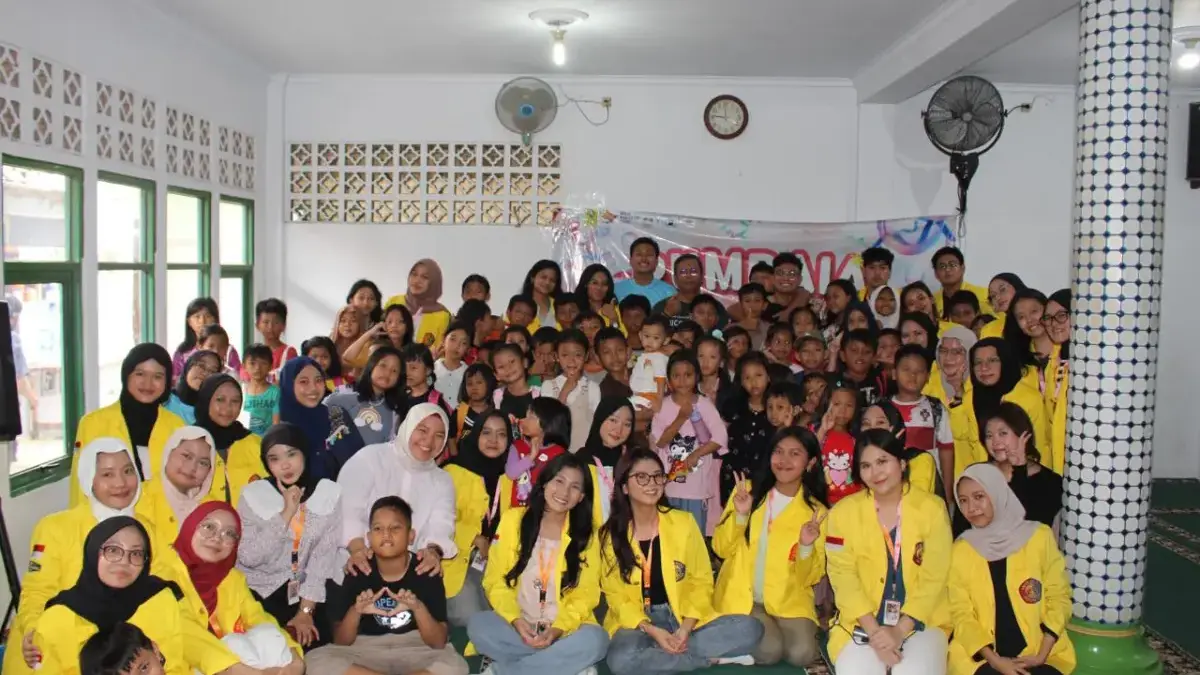 FIA UI melalui Departemen Sosial Masyarakat BEM FIA UI memberikan pembelajaran bahasa inggris dengan membentuk