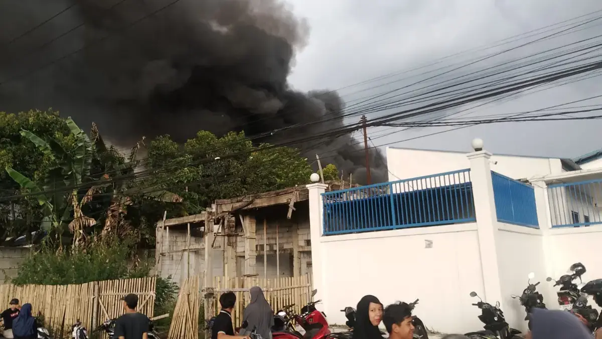 Diduga Akibat Ledakan Dinamo Blower, Pabrik Tekstil di Cikancung Bandung Dilalap Si Jago Merah Diduga Akibat Ledakan Dinamo Blower, Pabrik Tekstil di Cikancung Bandung Dilalap Si Jago Merah