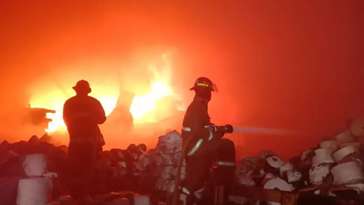 Kebakaran Gudang PT Mastex Jaya Lestari di Cikancung Masih Membara, Area Produksi Pabrik Nyaris Tak Bersisa Kebakaran Gudang PT Mastex Jaya Lestari di Cikancung Masih Membara, Area Produksi Pabrik Nyaris Tak Bersisa