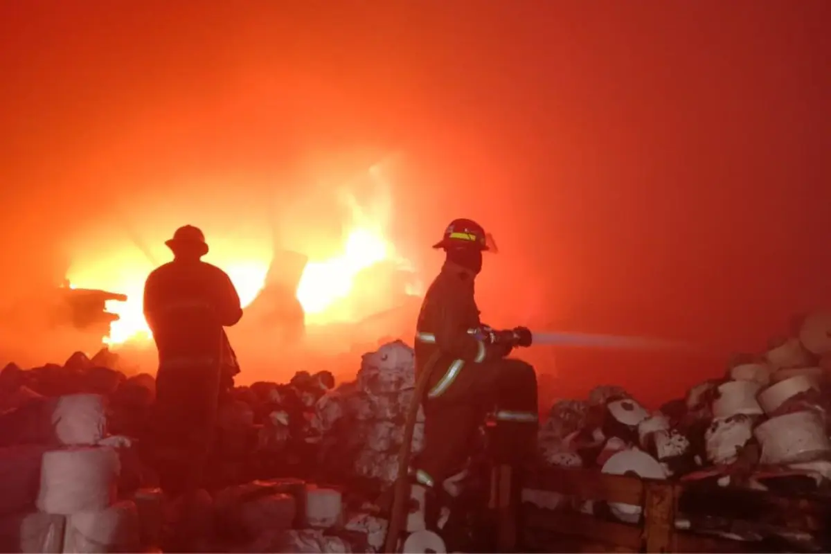 Kebakaran Gudang PT Mastex Jaya Lestari di Cikancung Masih Membara ...