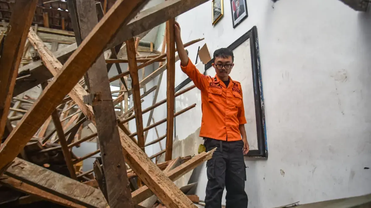 Diduga Tiang Penyangga Patah, 6 Orang Siswa SMP Pasundan 1 Kota Bandung Mengalami Luka-luka Tertimpa Atap