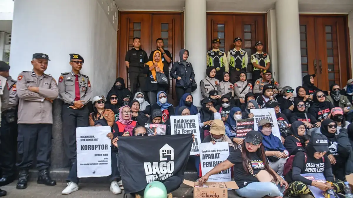 PK Kedua Pemkot Bandung Picu Amarah Warga Dago Elos, 'Kami Seperti Masuk Mulut Buaya' PK Kedua Pemkot Bandung Picu Amarah Warga Dago Elos: ‘Kami Seperti Masuk Mulut Buaya’